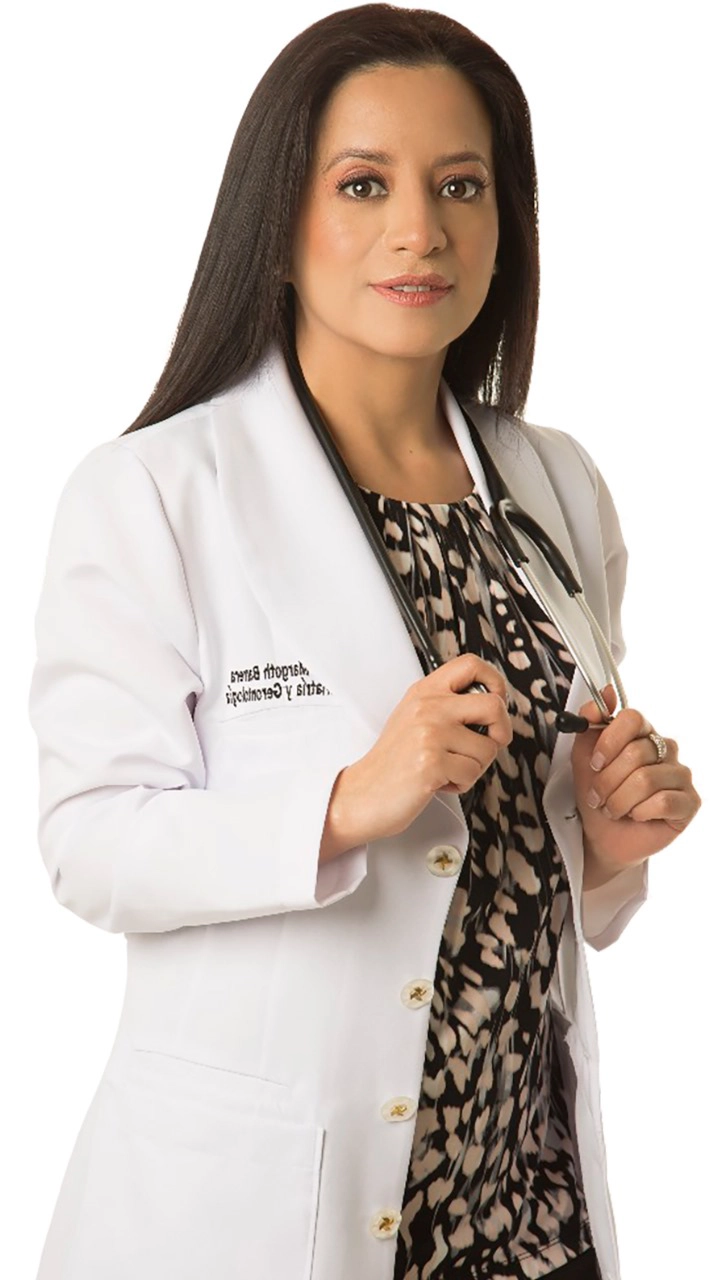 Foto de la Dra. Jhoanna Barrera Macancela, especialista en Geriatría y Gerontología
